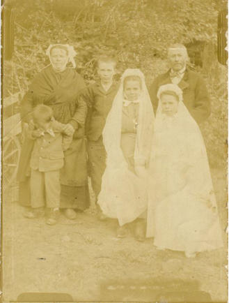 Grand pre Esnoux avec ses parents et frre et soeurs