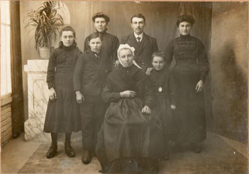 Marie Reine Santier et ses enfants